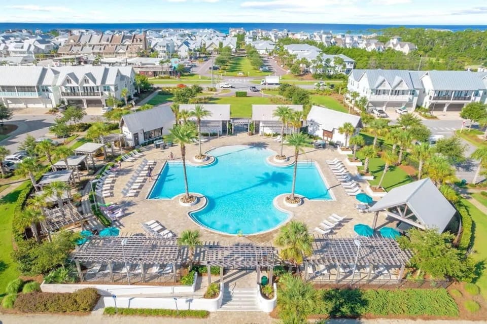 SeaWise by Stay on 30A- Pool, Bikes, Golf Cart House in South Walton County
