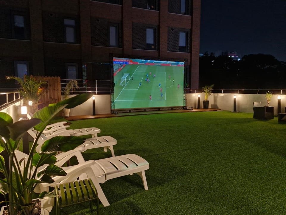 Property building, Restaurant/places to eat, Balcony/Terrace, Lounge or bar, sunbed