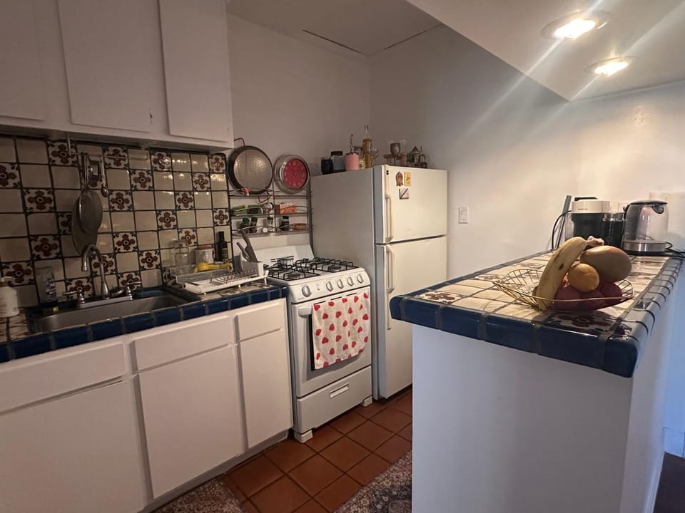 Cozy Studio In West Hollywood Apartment in San Fernando Valley