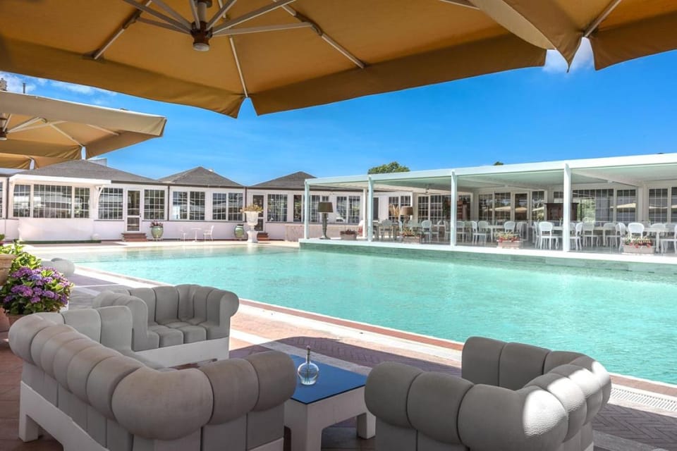 Seating area, Pool view