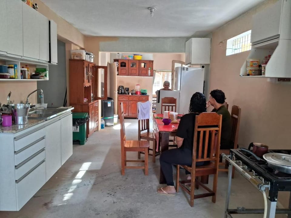 Restaurant/places to eat, People, Kitchen or kitchenette, Dining area, group of guests, dishwasher, stove