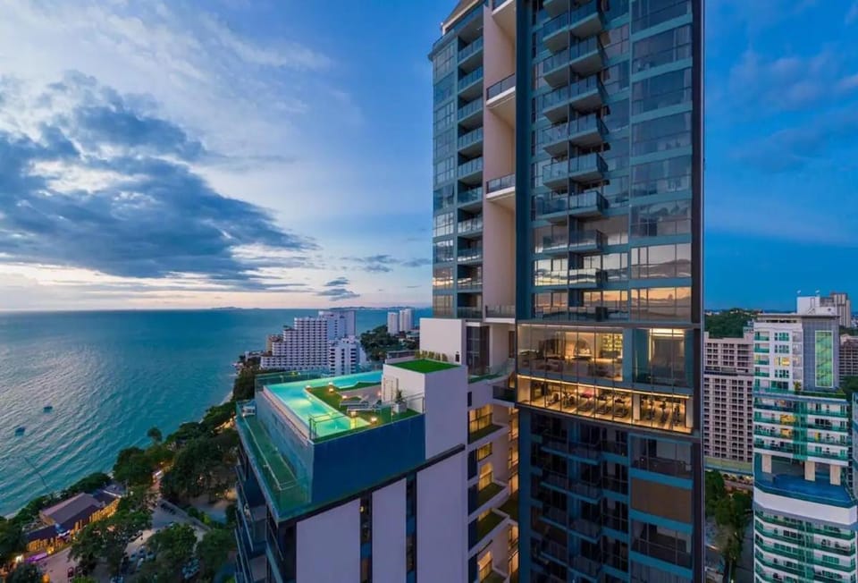 Luxury 2 Bed Room Sea View - Best Location Apartment in Pattaya City