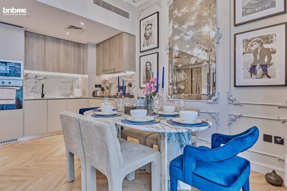 Kitchen or kitchenette, Living room, Seating area, Dining area