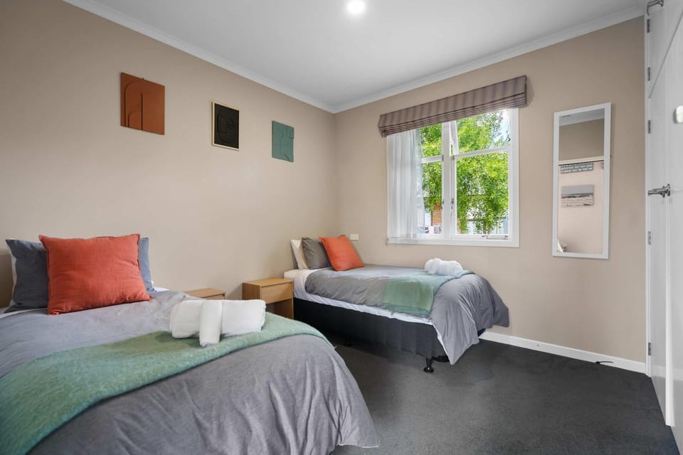 Charming 3 Bedroom Family Home Pet Friendly House in Hamilton