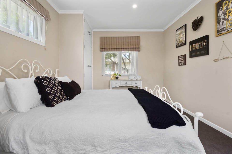 Charming 3 Bedroom Family Home Pet Friendly House in Hamilton