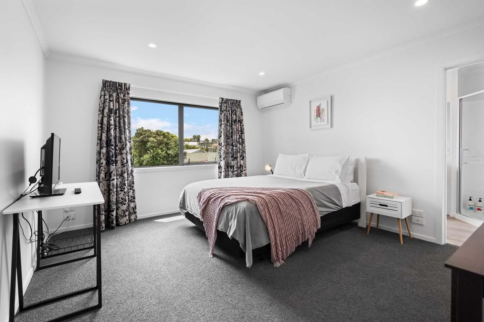 Contemporary 3 Bed Townhouse Near CBD & Hospital Apartment in Hamilton