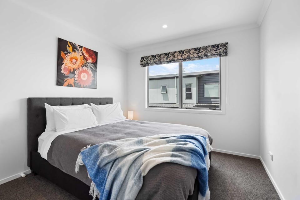 Contemporary 3 Bed Townhouse Near CBD & Hospital Apartment in Hamilton