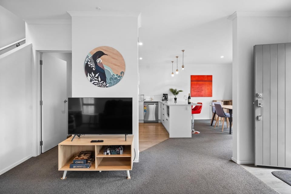 Contemporary 3 Bed Townhouse Near CBD & Hospital Apartment in Hamilton