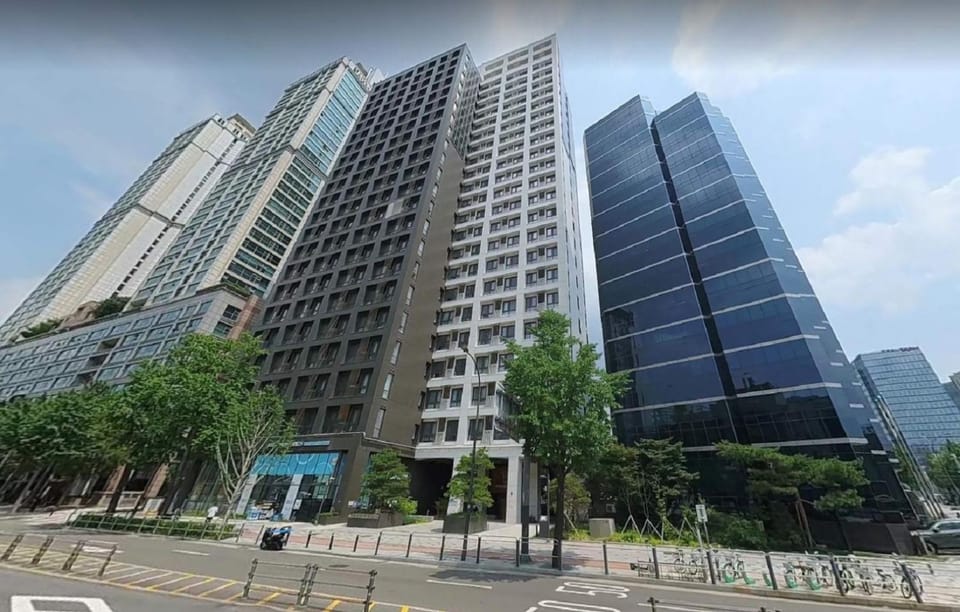 Property building, Day, Location