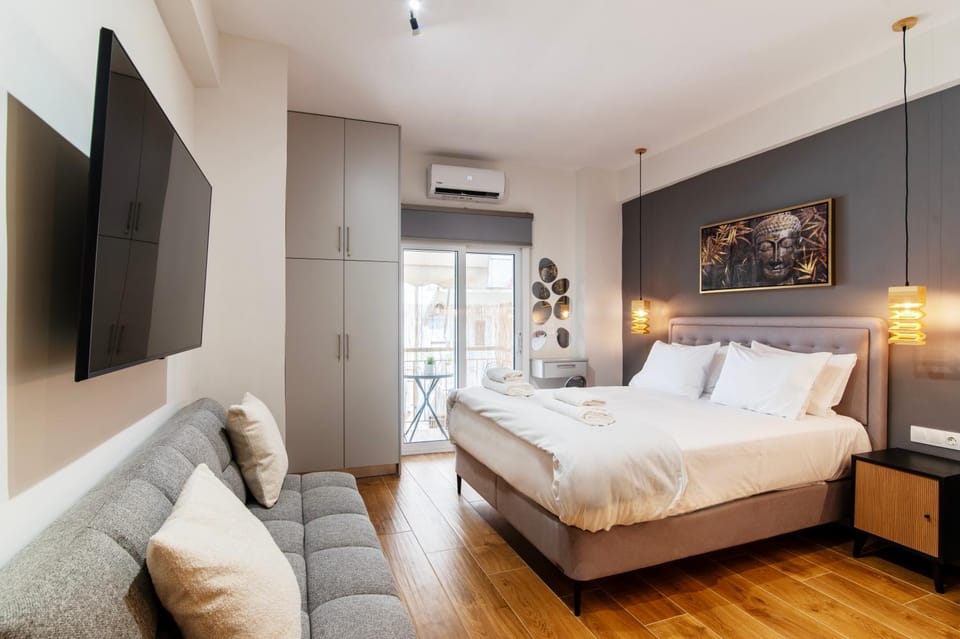 Bed, TV and multimedia, Bedroom