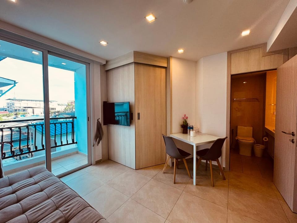 TV and multimedia, Balcony/Terrace, Living room, Dining area