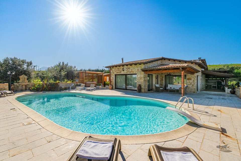 Property building, Patio, Natural landscape, Solarium, Pool view, Swimming pool, Swimming pool, sunbed