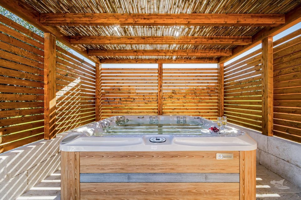 Hot Tub, Hot Tub