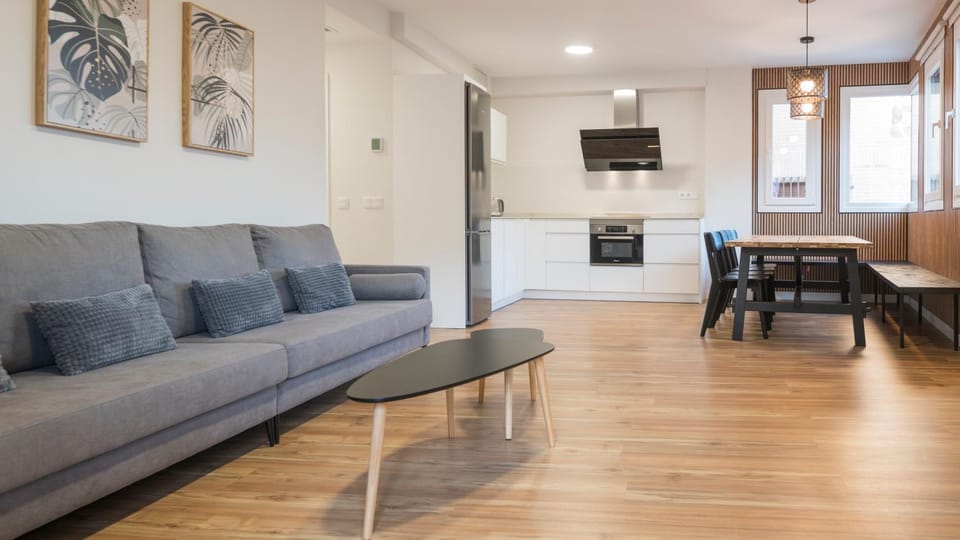 Kitchen or kitchenette, Living room, Seating area, Dining area, stove