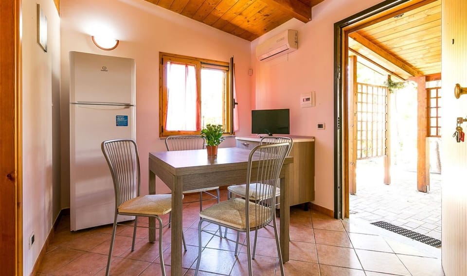Kitchen or kitchenette, Living room, Seating area, Dining area, air conditioner