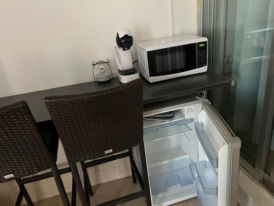 Dining area, minibar