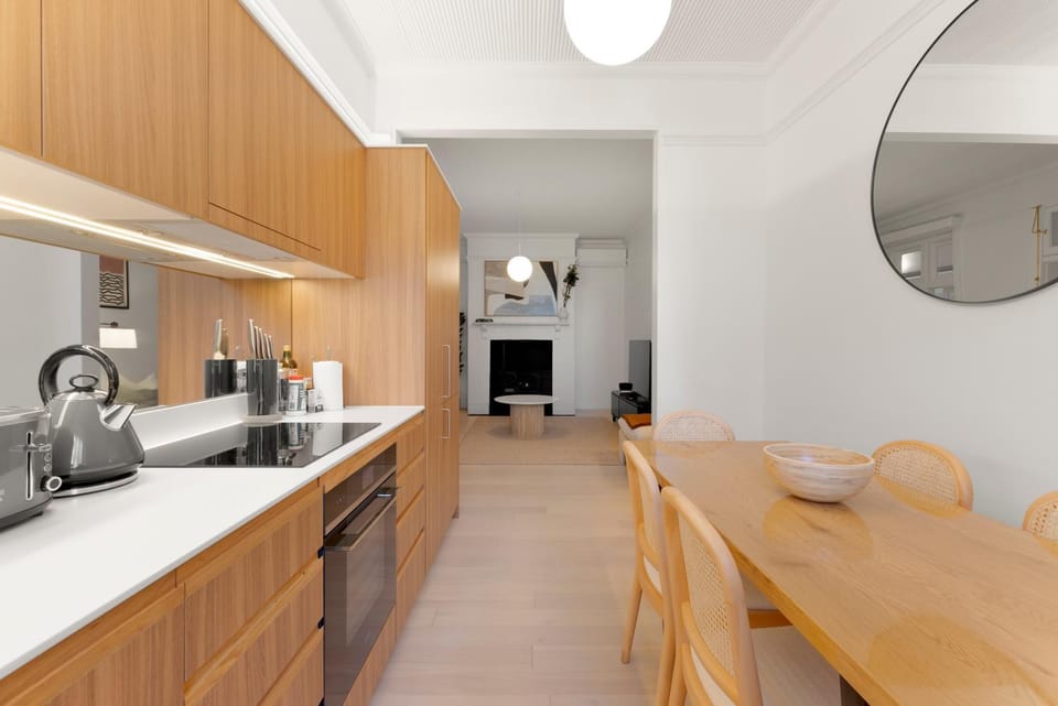 Kitchen or kitchenette, Dining area