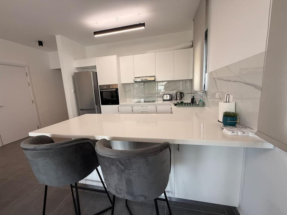 Kitchen or kitchenette, Dining area, oven, stove