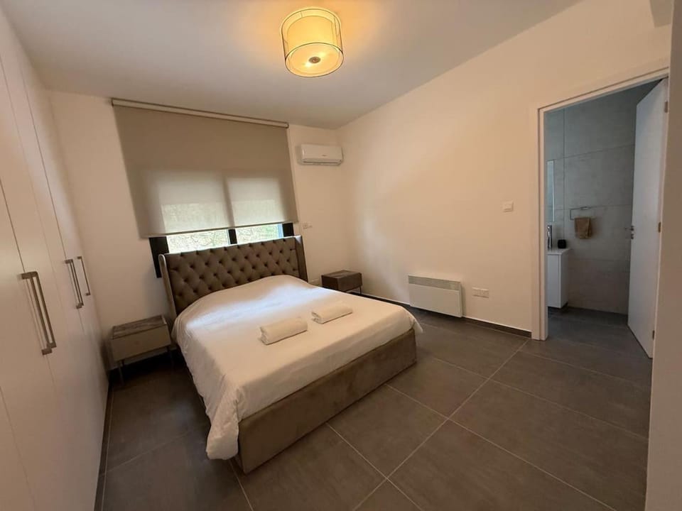 Bed, Photo of the whole room, Bedroom, internet, wardrobe