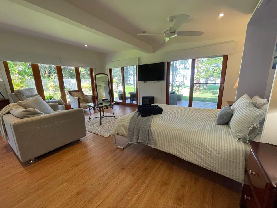Lake House Escape - Lake Front Couples Retreat! Bed and Breakfast in Lake Macquarie