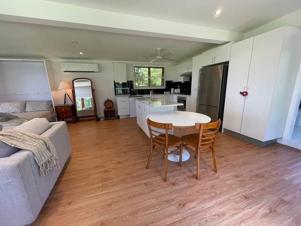 Coffee/tea facilities, Dining area, dishwasher, microwave, oven, stove, kitchen