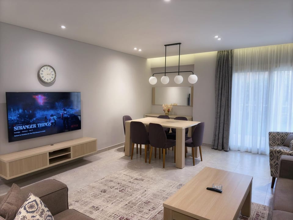 TV and multimedia, Living room, Seating area, Dining area