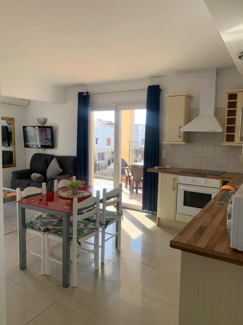 Waterside Apartment - Two Bedroom Apartment in Alt Empordà