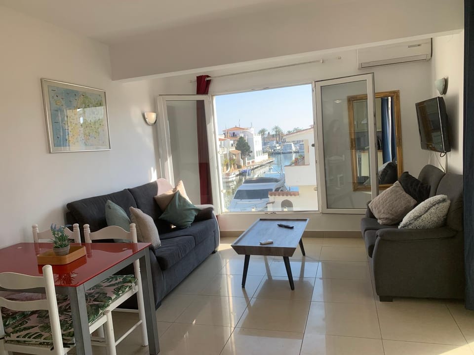 Waterside Apartment - Two Bedroom Apartment in Alt Empordà
