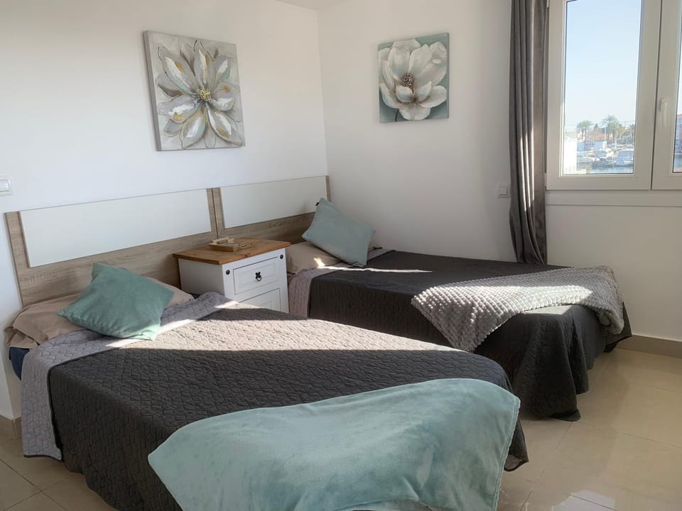 Waterside Apartment - Two Bedroom Apartment in Alt Empordà