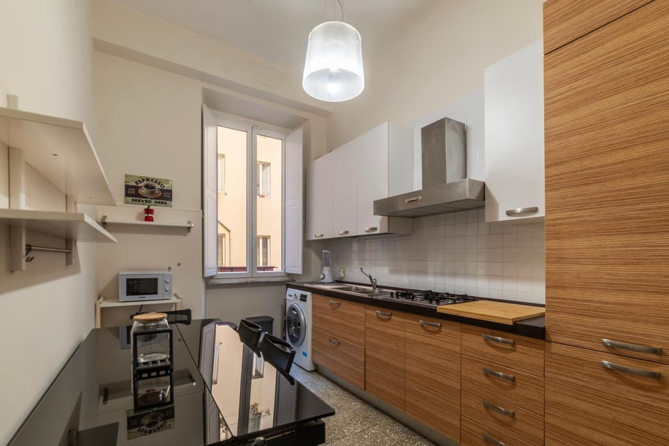 Kitchen or kitchenette, Dining area, microwave, stove