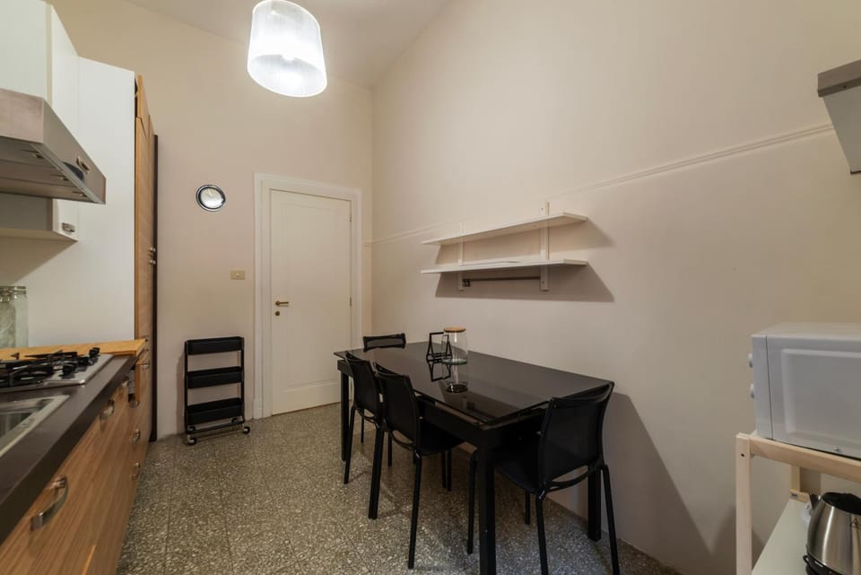 Kitchen or kitchenette, Dining area, microwave, stove