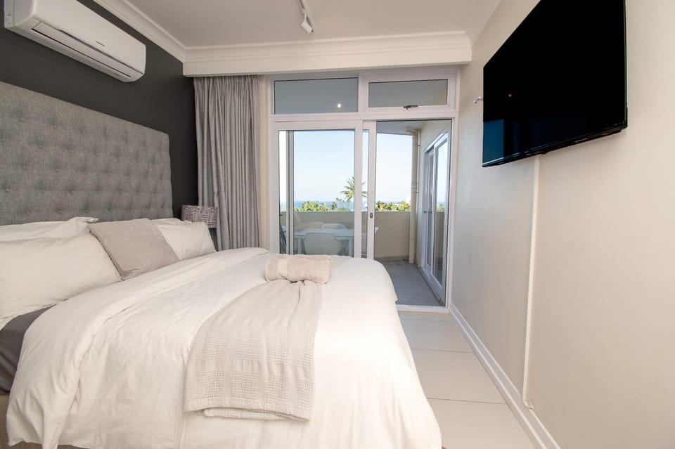 Bed, TV and multimedia, Photo of the whole room, Bedroom, towels, air conditioner