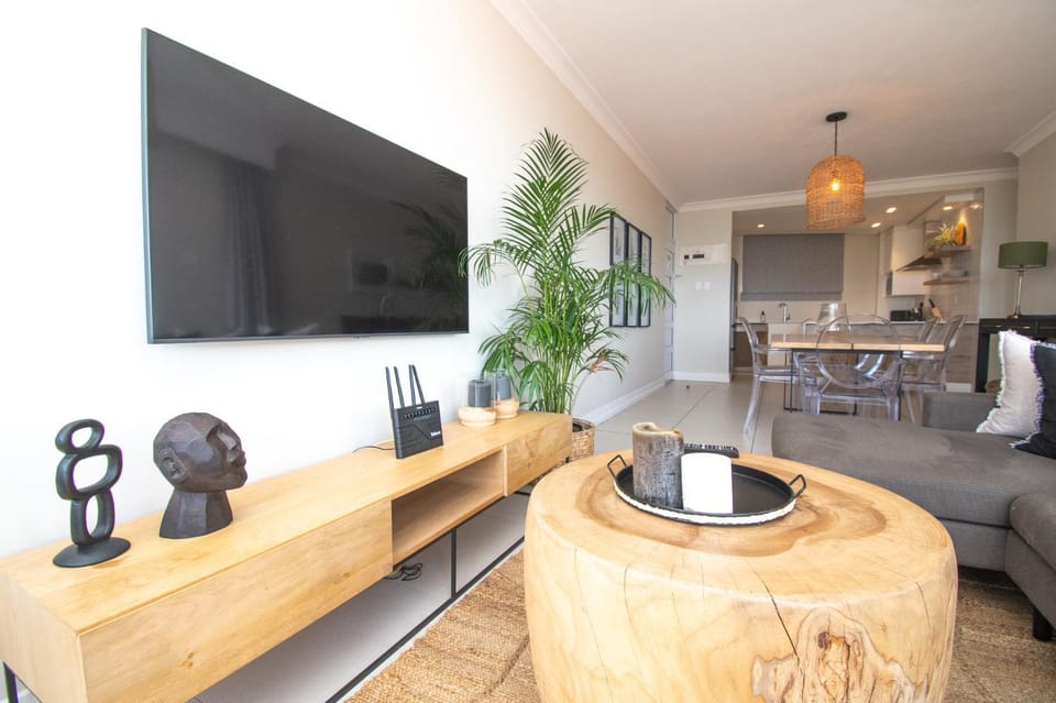 TV and multimedia, Kitchen or kitchenette, Living room, Seating area, Dining area