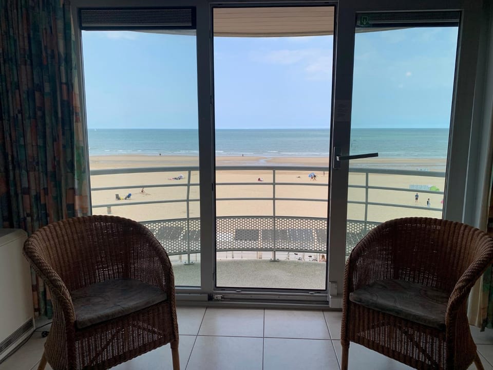 View (from property/room), Balcony/Terrace, Living room, Seating area, Sea view