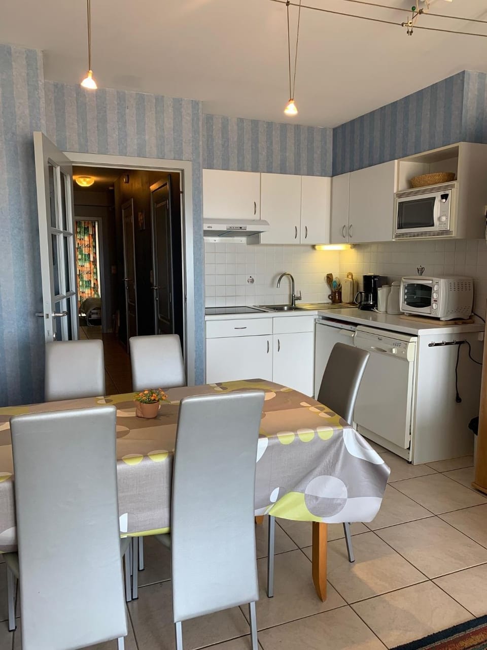 Coffee/tea facilities, Kitchen or kitchenette, Dining area, dishwasher