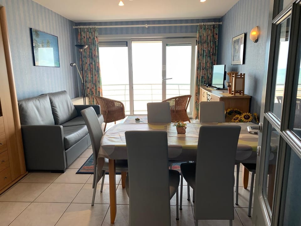 TV and multimedia, View (from property/room), Seating area, Dining area, Sea view