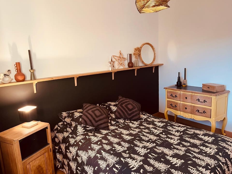 Bed, Photo of the whole room, Bedroom