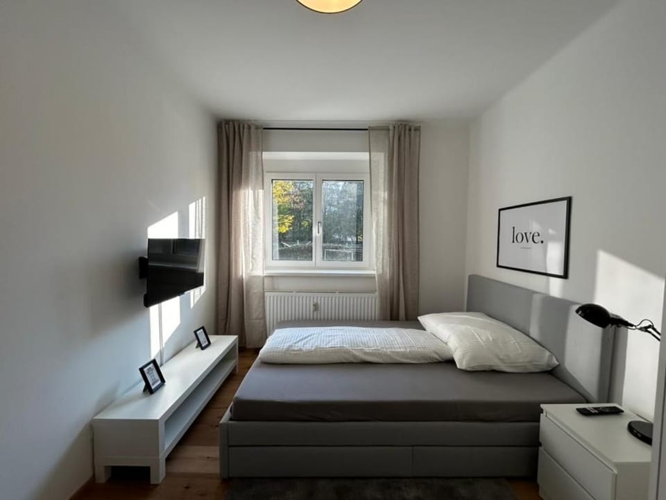 Bed, TV and multimedia, Living room, Photo of the whole room, Seating area, Bedroom