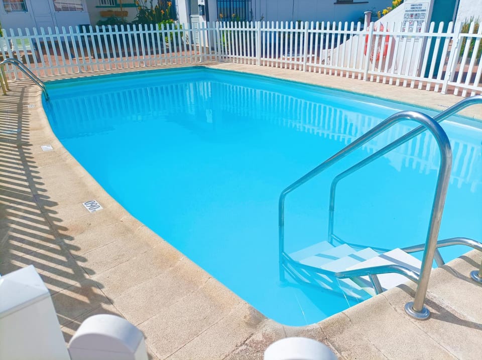 Day, Swimming pool