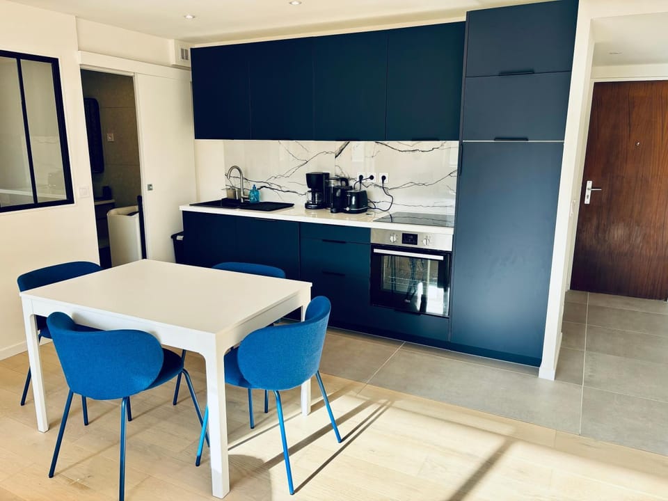 Coffee/tea facilities, Kitchen or kitchenette, Dining area, oven, stove, toaster