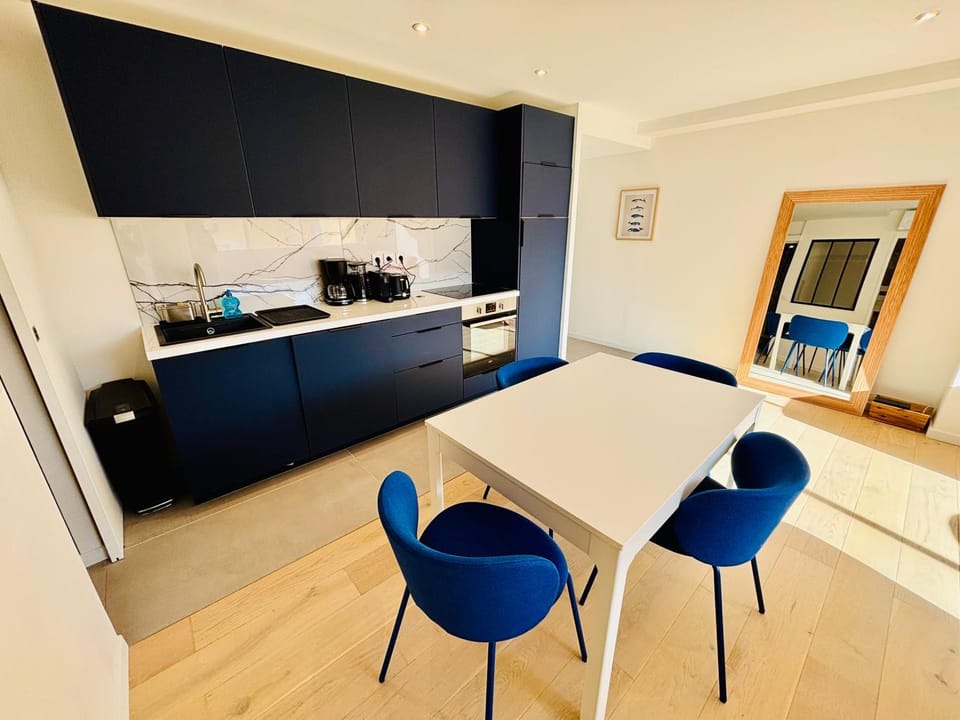 Kitchen or kitchenette, Seating area, Dining area, oven, stove, toaster