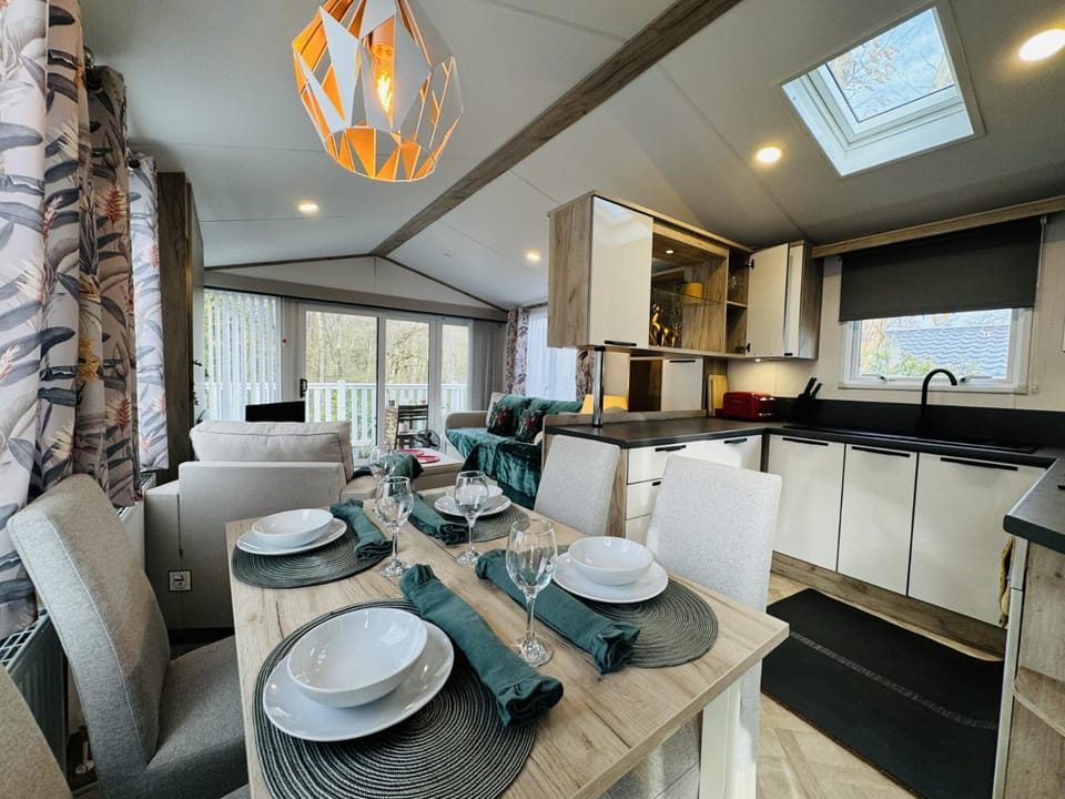 Escape The City - Cozy Caravan Next To The Lake Campground/ 
RV Resort in Hastings