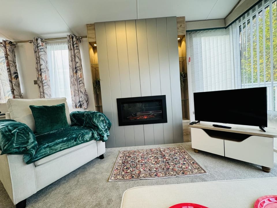 Escape The City - Cozy Caravan Next To The Lake Campground/ 
RV Resort in Hastings