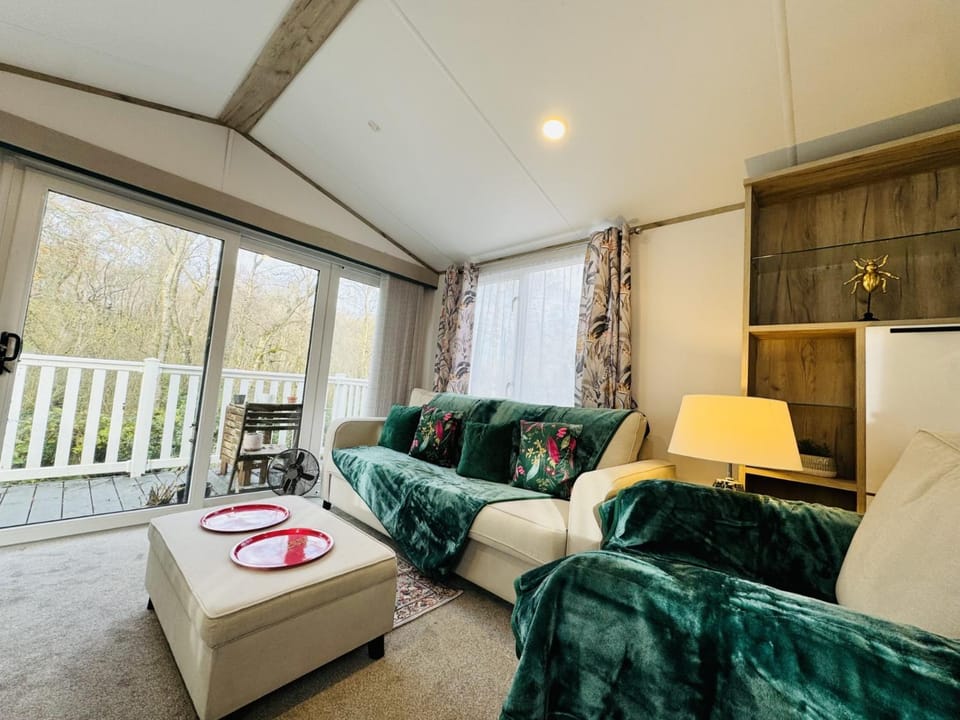 Escape The City - Cozy Caravan Next To The Lake Campground/ 
RV Resort in Hastings