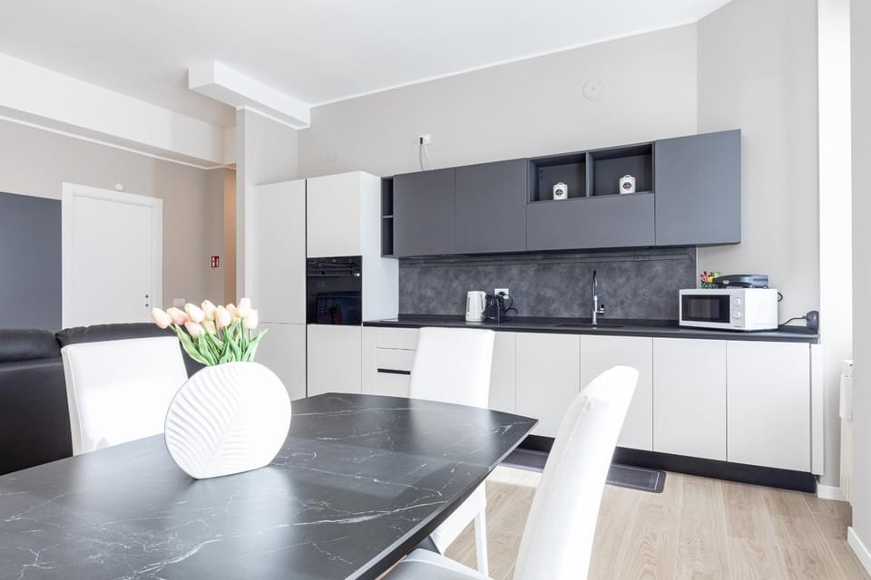 Coffee/tea facilities, Kitchen or kitchenette, Dining area, oven, stove, toaster, kitchen