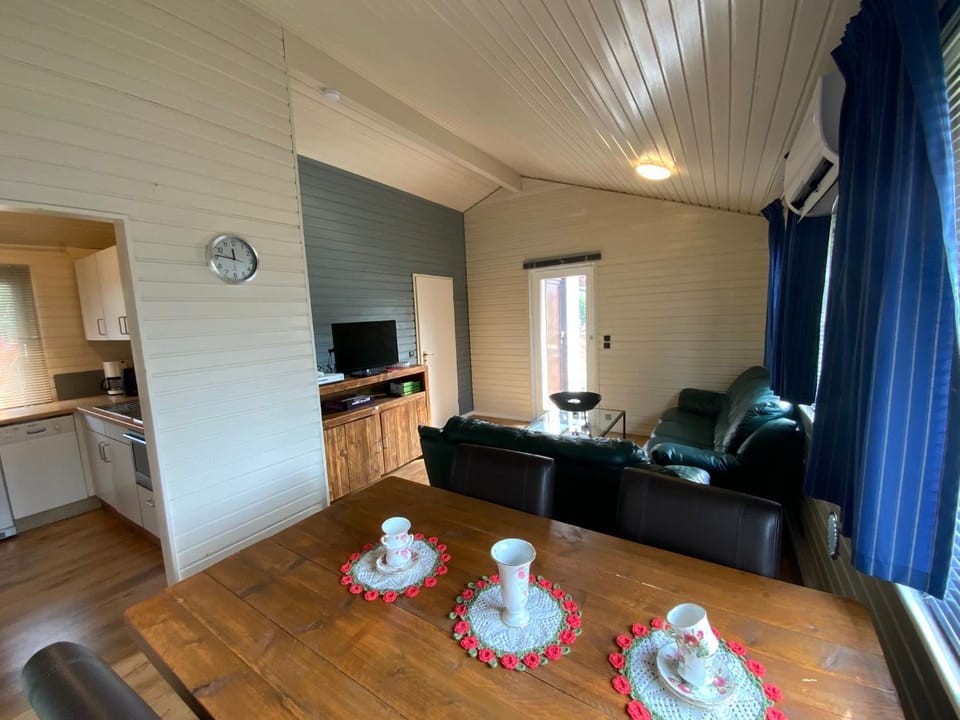wellness bungalow 115 keybox starlink wifi tv airco heater woods pittoresque town lidl restaurant bioresonance P only private cars House in Overijssel (province)
