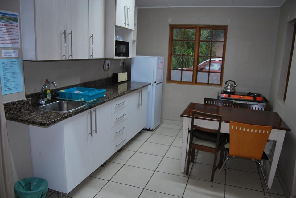 Coffee/tea facilities, Kitchen or kitchenette, Dining area, stove, toaster