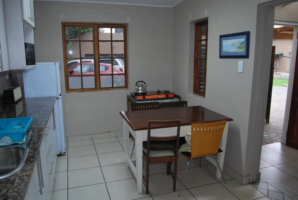 Kitchen or kitchenette, Dining area, stove