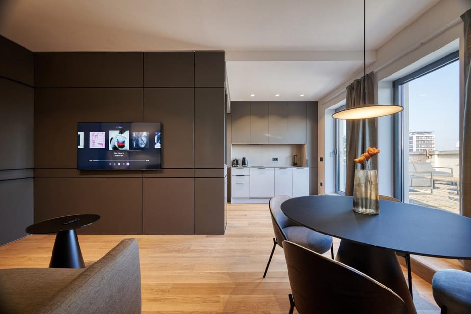 Kitchen or kitchenette, Living room, Seating area, Dining area