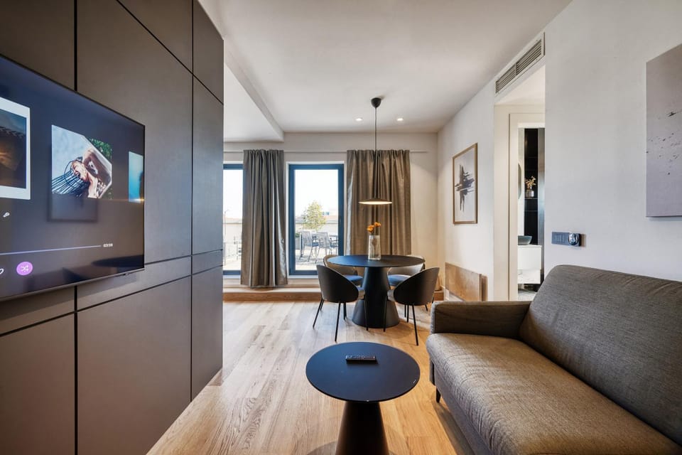 TV and multimedia, Kitchen or kitchenette, Living room, Seating area, Dining area